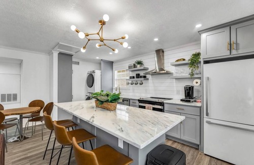 College Station Apartment | Mustang: Theater Chairs/Walk to A&M/Comfy King Bed