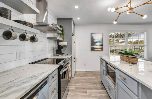 College Station Apartment | Mustang: Theater Chairs/Walk to A&M/Comfy King Bed