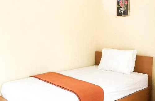Gresik Hotel | Muzdalifa Syariah near Alun Alun Gresik Mitra RedDoorz