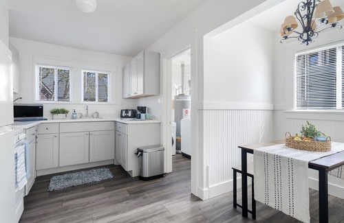 Pacific Grove Cottage | MV121 Walk to the Ocean Pacific Grove Cottage 30 Nts min