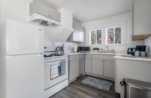 Pacific Grove Cottage | MV121 Walk to the Ocean Pacific Grove Cottage 30 Nts min