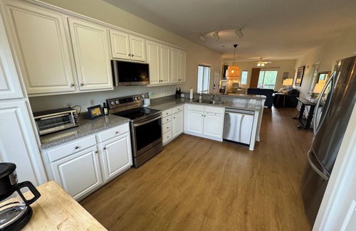 Smith Mountain Lake Apartment | MV37 Corner Waterfront Mariners: 2 Bedroom