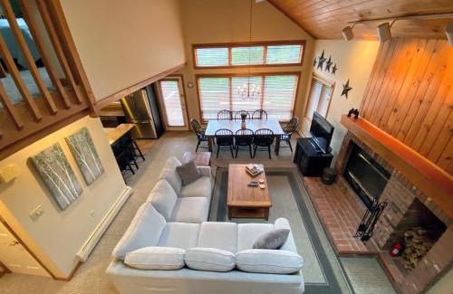 Bretton Woods Villa | MWP59 Mount Wash Place Townhome fireplace large deck yard