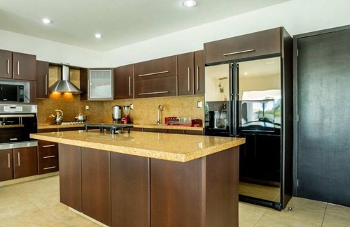 Lomas de Cocoyoc House | Spacious 5-Bedroom Oasis with Pool & BBQ