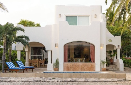 Playacar Fase I House | 1 min walk to beach, ocean views, Mayan ruins, private pool— paradise awaits!