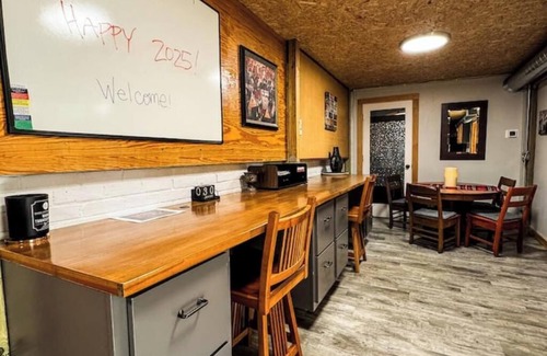 Willmar House | MY FLAT! Industrial 3 Bd with outdoor space!