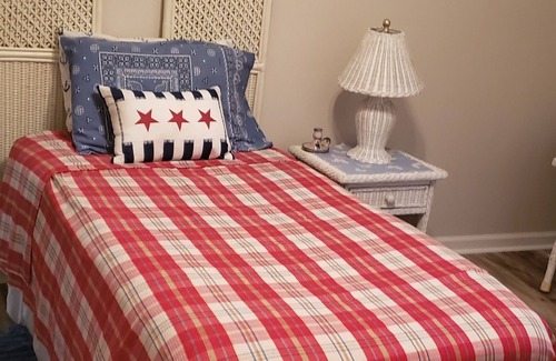 Theriot Cabin | My oh My Maison du Bayou with WiFi, AC, fishing. Enjoy a relaxing cozy stay!