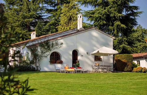 Solcio Cottage | My Rental Homes - Casa del Lago cozy cottage with direct access to the beach