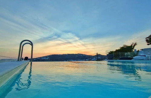 Platis Gialos Villa | My Rental Homes - Villa Waves with pool and Jacuzzi. Close to Platis Gialos beach