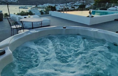 Platis Gialos Villa | My Rental Homes - Villa Waves with pool and Jacuzzi. Close to Platis Gialos beach
