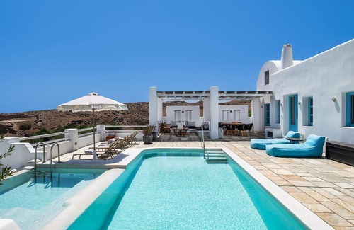 Kamari Villa | My Rental Homes - Villa Tramountana with pool and large outdoor spaces with BBQ