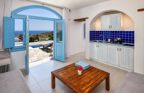 Kamari Villa | My Rental Homes - Villa Zephyros, 400mt from the beach, with pool and sea view