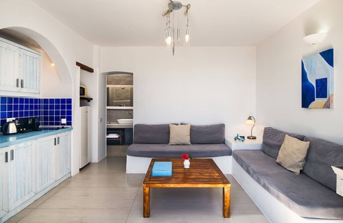 Kamari Villa | My Rental Homes - Villa Zephyros, 400mt from the beach, with pool and sea view