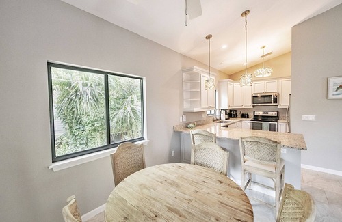 Safety Harbor Club House | My Sea Shack~ 1 minute to beach, SH Club access, golf cart