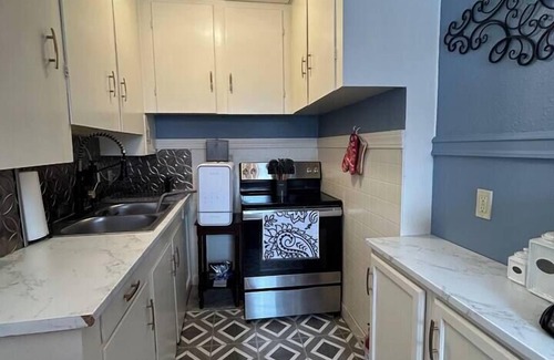 Concord Apartment | My Sisters Place | Sleeps 6 Piano & Pool Table