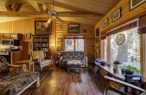 Saddlestring House | My Story | King Bed - Peaceful Cabin Retreat in Story, WY