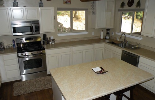 Lakehead-Lakeshore Cabin | Myers' Hillside Hideaway w/Boat Slip