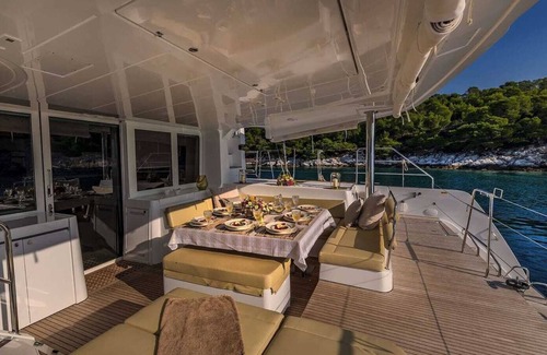 Kalafatis Boat Rental | Mykonos Catamaran - Catamaran in Mykonos - Flo 52 by Fantasia Villas