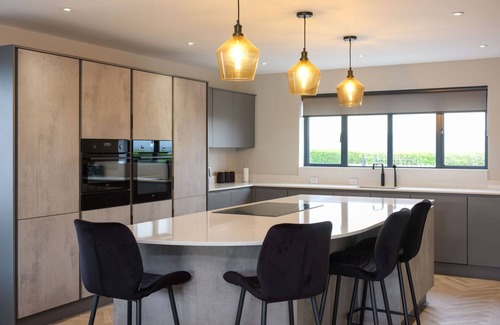 Blackburn Cottage | MYLSTONE HOUSE, family friendly, with hot tub in Langho, Lancashire