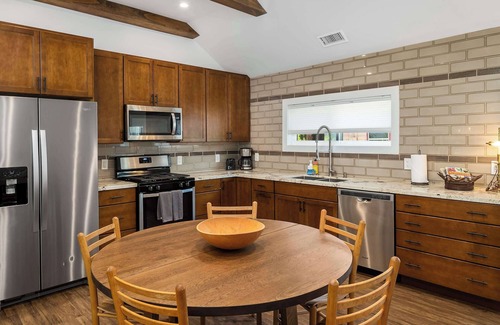 Southside House | Myrinn – Downtown Retreat w/Sauna Near NAU