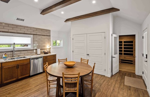 Southside House | Myrinn – Downtown Retreat w/Sauna Near NAU