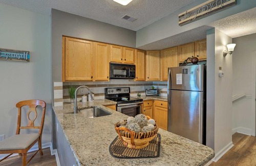 Red Hill Apartment | Myrtle Beach Condo on Legends Golf Course with Pool!