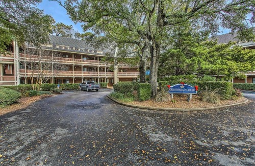 Arcadian Shores Apartment | Myrtle Beach Condo with Pool Less Than half Mi to Beach!