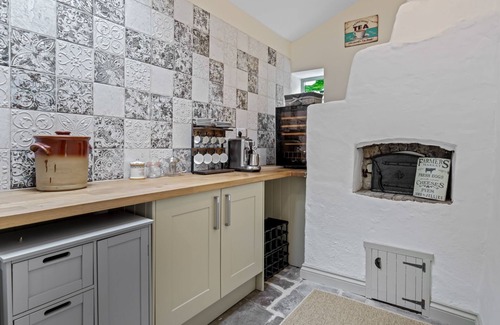 Longhope Cottage | Myrtle Cottage - sleeps 4 guests in 2 bedrooms