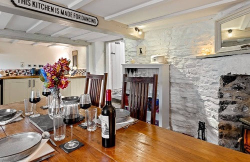 Longhope Cottage | Myrtle Cottage - sleeps 4 guests in 2 bedrooms