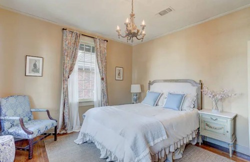 Greater Belhaven Apartment | “Myrtle”-Stylish apartment in historic Belhaven