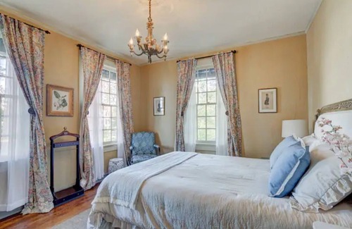Greater Belhaven Apartment | “Myrtle”-Stylish apartment in historic Belhaven