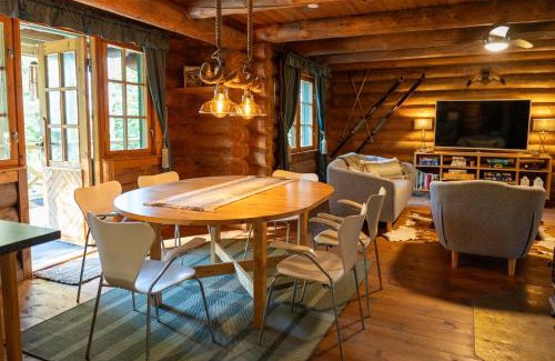 Orkelljunga Municipality House | Mysig timmerhus i skogen med privat bastu nära sjön