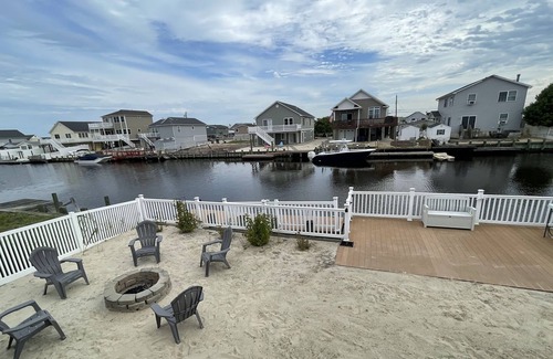 Mystic Island House | Mystic Island 3br 1.5ba paddle boards, water mat, floating dock & fun for all