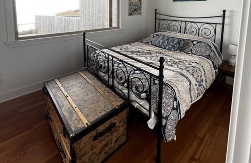 Powell River House | Mystery Reef Beach House a spacious serene waterfront retreat on the Salish Sea.