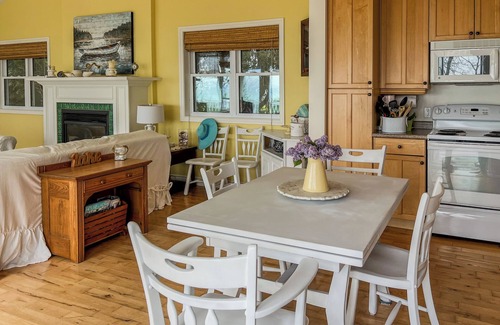 Zurich Cottage | Mystic Bay Lakefront Beach House.