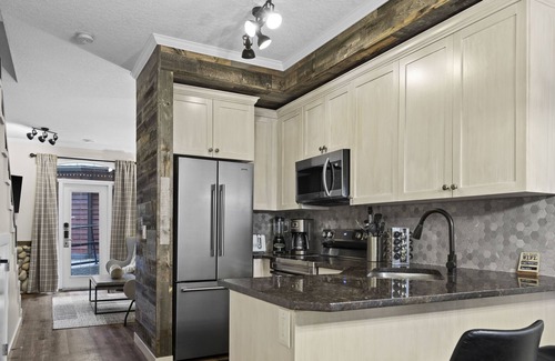 Cougar Creek Ski Chalet | ★Mystic Chalet★King Bed★Heated Pool&HotTub★Clean!