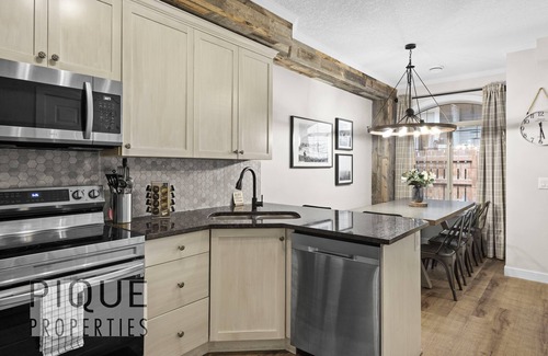 Cougar Creek Ski Chalet | ★Mystic Chalet★King Bed★Heated Pool&HotTub★Clean!