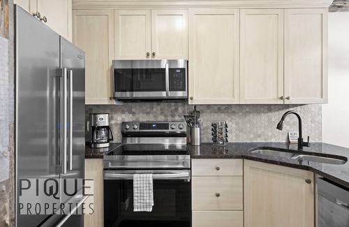 Cougar Creek Ski Chalet | ★Mystic Chalet★King Bed★Heated Pool&HotTub★Clean!