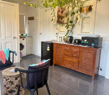 Wentworthville House | Mystic Gardens with private entrance and bathroom