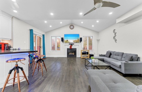 Lisgar House | Mystic Mansion in Mississauga (Greater Toronto) w/Party Rm Sleeps 10