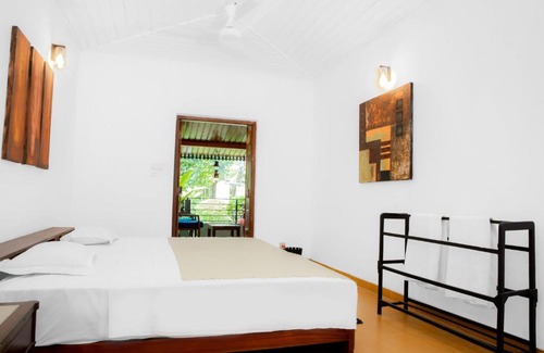 Panadura Bed & Breakfast | Mystic Riverfront Bungalow