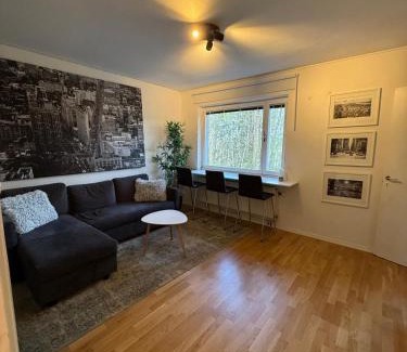 Hasselby Apartment | Nära metro, stranden och skogen.