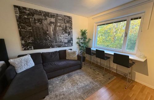 Hasselby Apartment | Nära metro, stranden och skogen.