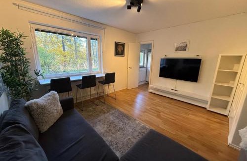 Hasselby Apartment | Nära metro, stranden och skogen.