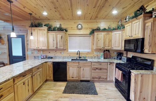 Island Park Cabin | N. Big Springs Lodge* 4Br + Garage Loft, Satellite Tv, Wifi, Bbq Grill, Close to ATV Trails