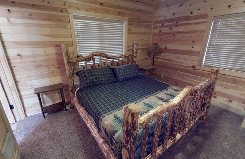 Island Park Cabin | N. Big Springs Lodge* 4Br + Garage Loft, Satellite Tv, Wifi, Bbq Grill, Close to ATV Trails