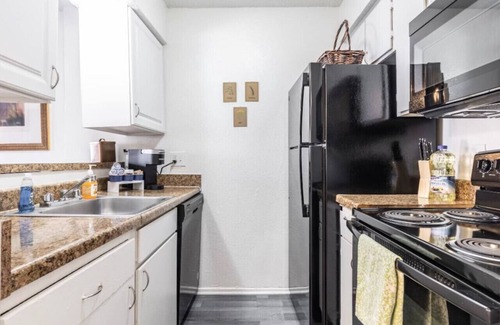 Park Central Apartment | N. Dallas Updated 1 Bedroom Apartment