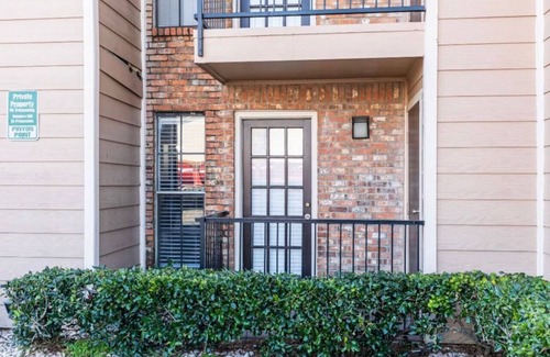Park Central Apartment | N. Dallas Updated 1 Bedroom Apartment