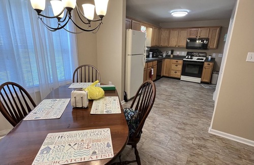 Ashtabula House | N E W Cozy 2 Bedroom Hermitage in Historic Ashtabula Harbor