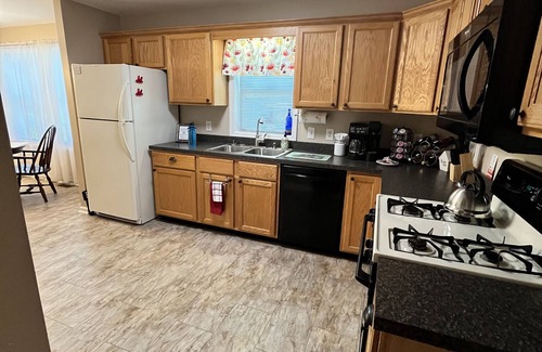 Ashtabula House | N E W Cozy 2 Bedroom Hermitage in Historic Ashtabula Harbor